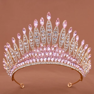 Détails d'un grand diadème de mariée avec cristaux roses et monture en alliage doré
