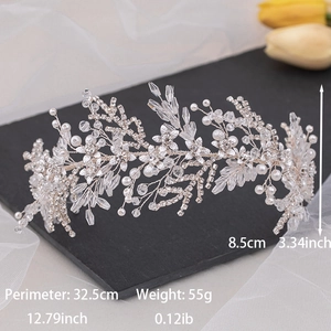 Vista dettagliata della fascia da sposa argentata con perle, cristalli e motivi a vite