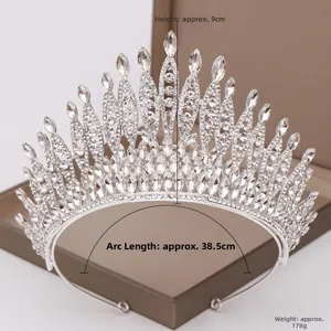 Detailansicht eines Diadems mit Strasssteinen: 9 cm Höhe und 38,5 cm Bogenlänge für Bräute