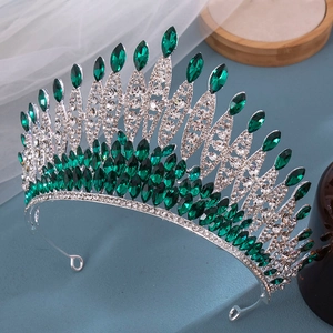 Nahaufnahme einer silbernen Brautkrone mit Markasit-Smaragdkristallen und Strass