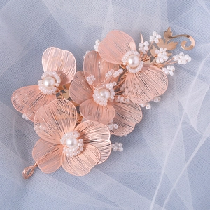 Exquisite Braut-Haarschmuck in Roségold mit Drahtblumen, weißen Perlen und goldenen Blättern