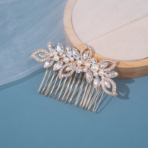 Détail d'un peigne à cheveux de mariée avec perles et strass sur fond bleu