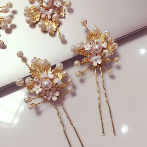 Braut-Haarschmuck-Set mit goldenen Blättern, weißen Blumen und eleganten Perlen