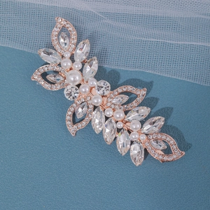 Barrette de mariée or rose avec perles et cristaux en forme de feuilles sur fond de maille