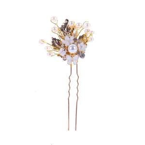 Eleganter goldener Braut-Haarstecker mit weißen Blumen, Perlen und Schmetterlingsdekor