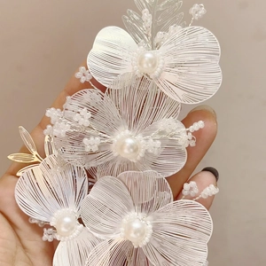 Handgefertigtes Braut-Stirnband mit Seidenblumen, Perlen und Goldblättern für die Hochzeit