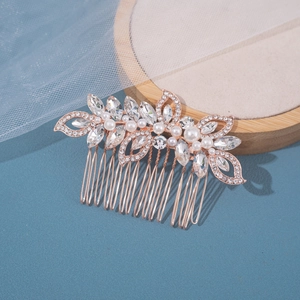 Détail d'un peigne de mariée avec strass marquise et perles sur base dorée