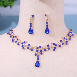 Detaillierte Ansicht des Brautschmuck-Sets mit saphirblauen Tropfensteinen und Goldfinish
