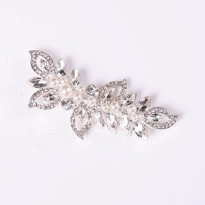 Peigne à cheveux de mariée argenté avec feuilles en strass marquise et perles blanches