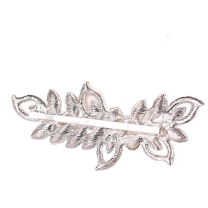 Pince à cheveux feuille argentée élégante avec strass et perles sur fond blanc