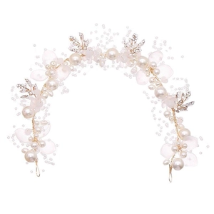 Eleganter Braut-Haarreif mit Perlen, rosa Blüten und Goldblättern auf weißem Grund