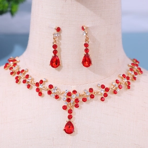 Detail von Brautschmuck-Set mit roten Birnenkristallen und goldfarbener Blumenkette