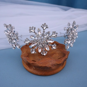 Couronne de mariée argentée avec flocons de neige et strass brillants sur bois