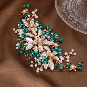 Peigne à cheveux mariée doré avec fleurs, cristaux verts et perles sur soie marron