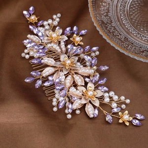 Peigne à cheveux de mariée doré élégant avec cristaux violets, perles et fleurs