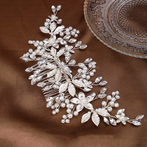 Détail d'un peigne à cheveux de mariée argenté avec perles tissées et cristaux