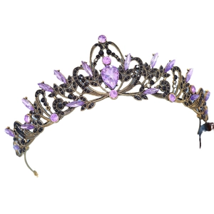 Corona barocca vintage con cuore di cristallo viola e finitura in metallo oro antico