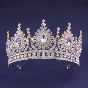 Couronne de mariée luxueuse en or avec strass en cristal sur fond sombre