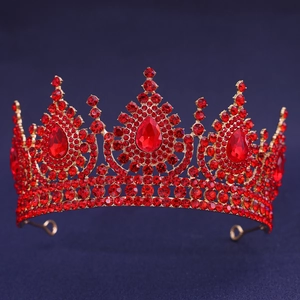 Détail d'une couronne de mariée royale avec cristaux rouges en poire et alliage doré