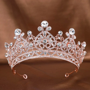 Dettaglio di corona in oro rosa con intricati filigrana e strass lucidi trasparenti