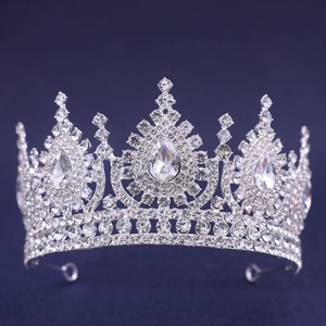 Détail d'une couronne de mariée avec pierres en zircone en forme de goutte et strass brillants