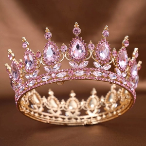 Couronne baroque dorée avec d'élégants cristaux roses pour mariages et soirées de gala