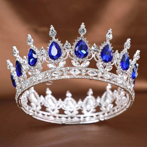 Détail de couronne baroque avec cristaux bleus en goutte et strass brillants sur argent
