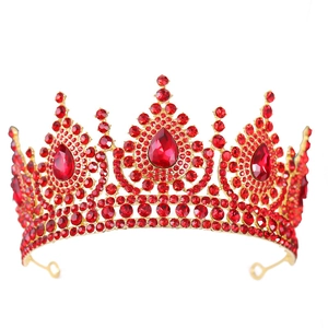 Couronne de mariée de luxe avec base dorée et strass rouges éclatants sur fond blanc