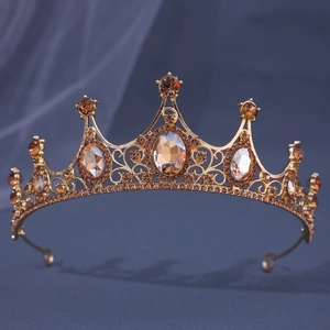 Macro-opname van gouden barokke kroon met amberkleurige strassteentjes erop
