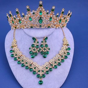 Vista detallada del conjunto de joyas de novia con piedras verde esmeralda y oro