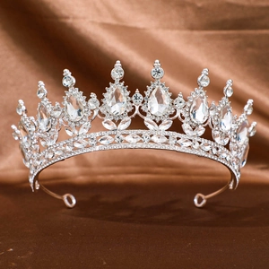 Vue détaillée d'une couronne de mariée argentée avec cristaux en poire et détails en strass