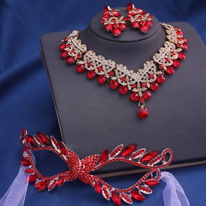 Ensemble détaillé de bijoux en strass rouges avec collier et masque de bal assorti