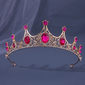 Detail van vintage barokke gouden kroon met rozerode edelstenen en strassteentjes