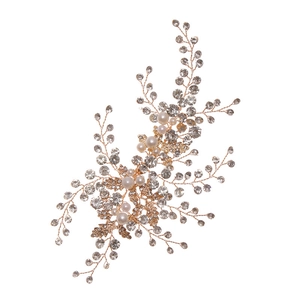 Détail d'un bandeau de mariée fait main avec feuilles dorées, perles et cristaux