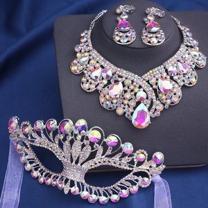 Vue détaillée de parure de mariée avec collier strass AB, boucles d'oreilles et masque