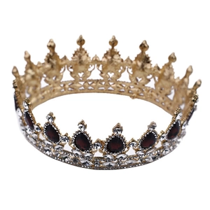 Couronne baroque dorée avec cristaux gouttes rouge foncé et strass blancs sur blanc