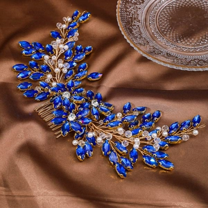 Gros plan détaillé sur un peigne de mariée fait main avec strass bleus et perles