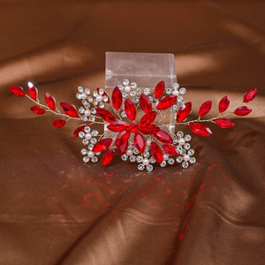 Détail du peigne à cheveux de mariée fait main avec cristaux rouges et perles
