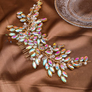 Peigne à cheveux de mariée avec strass irisés et perles sur fond de soie