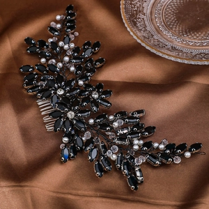 Détail d'un peigne à cheveux de mariée argenté avec strass noirs et perles blanches