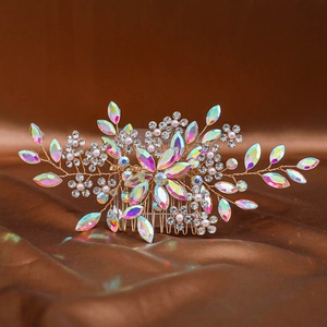 Peigne à cheveux de mariée avec strass AB et perles sur fond en soie élégant