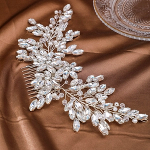Détail du peigne de mariée avec strass marquise et perles sur fond de soie