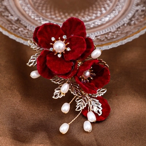 Pince à cheveux camélia rouge élégante avec pétales de velours, perles et feuilles dorées
