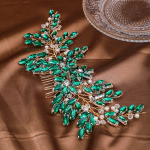 Peigne à cheveux de mariée avec cristaux verts et perles sur satin marron élégant