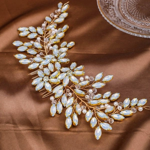 Peigne à cheveux de mariée avec strass bleus et perles sur fil doré élégant