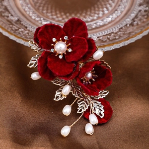 Pince à cheveux camélia en velours rouge avec perles et feuilles dorées pour coiffure rétro