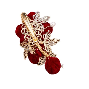 Barrette fleur de camélia rouge élégante avec feuilles dorées et perles pour coiffure chic