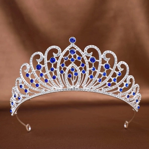 Elegante silberne Krone mit tiefblauen Strasssteinen und weißen Zirkonia auf Samt