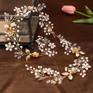 Serre-tête de mariée élégant avec fleurs roses et perles sur fond de velours noir
