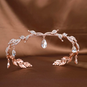 Roségoldene Brautkrone mit Blattdesign, Strass und tropfenförmigen Kristallanhängern